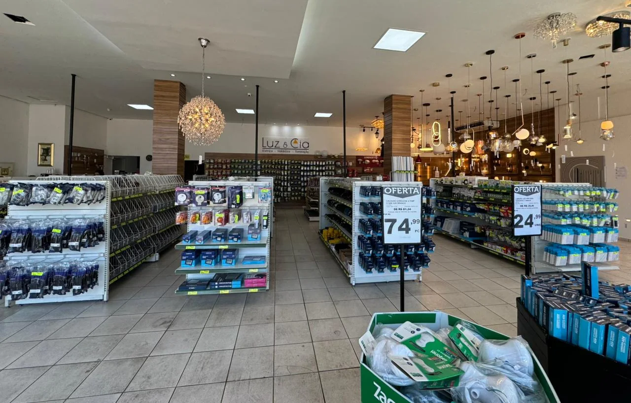 Interior da Luz & Cia com materiais elétricos e iluminação